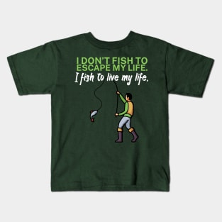 I don’t fish to escape my life I fish to live my Kids T-Shirt